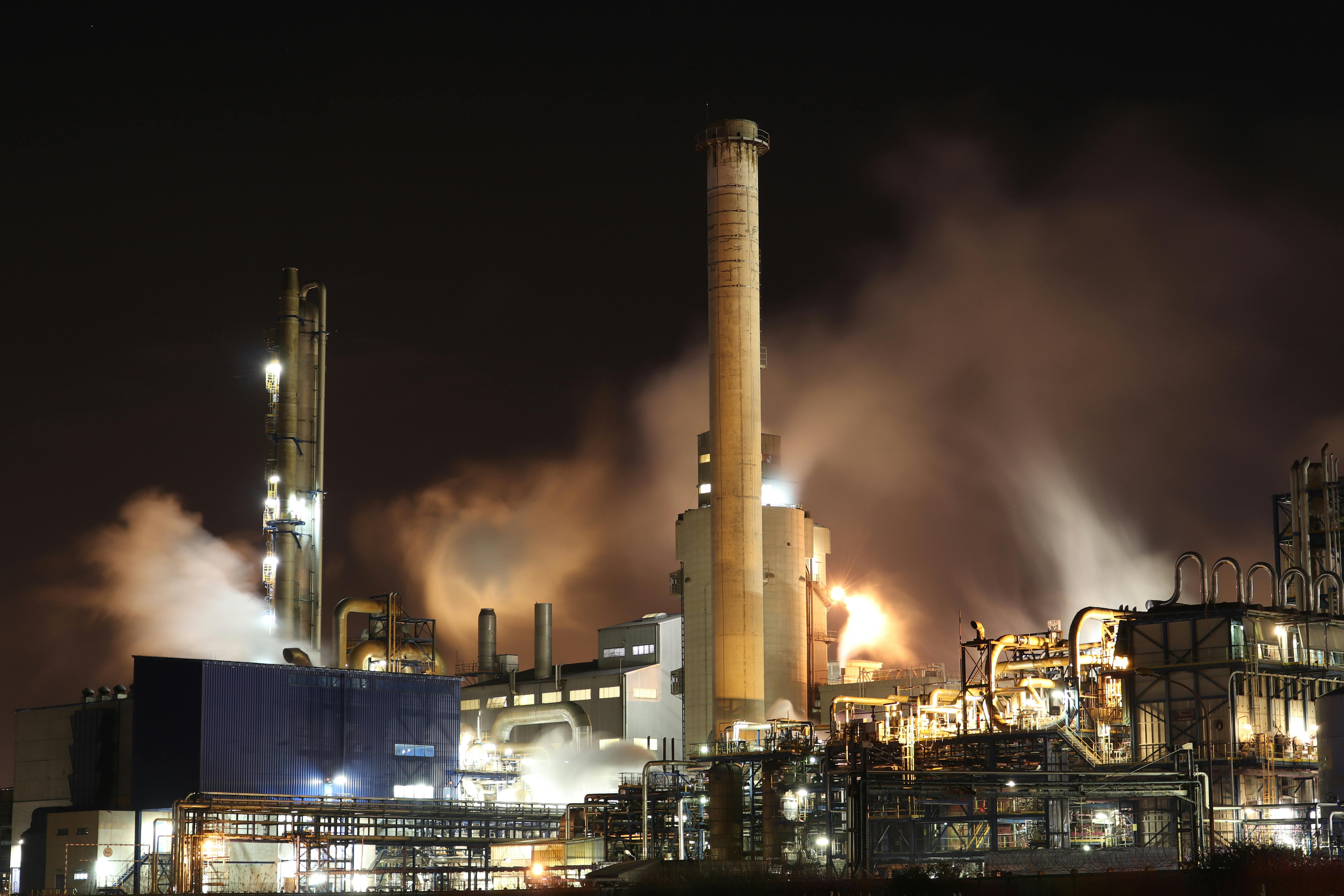 Planta industrial de processamento à noite