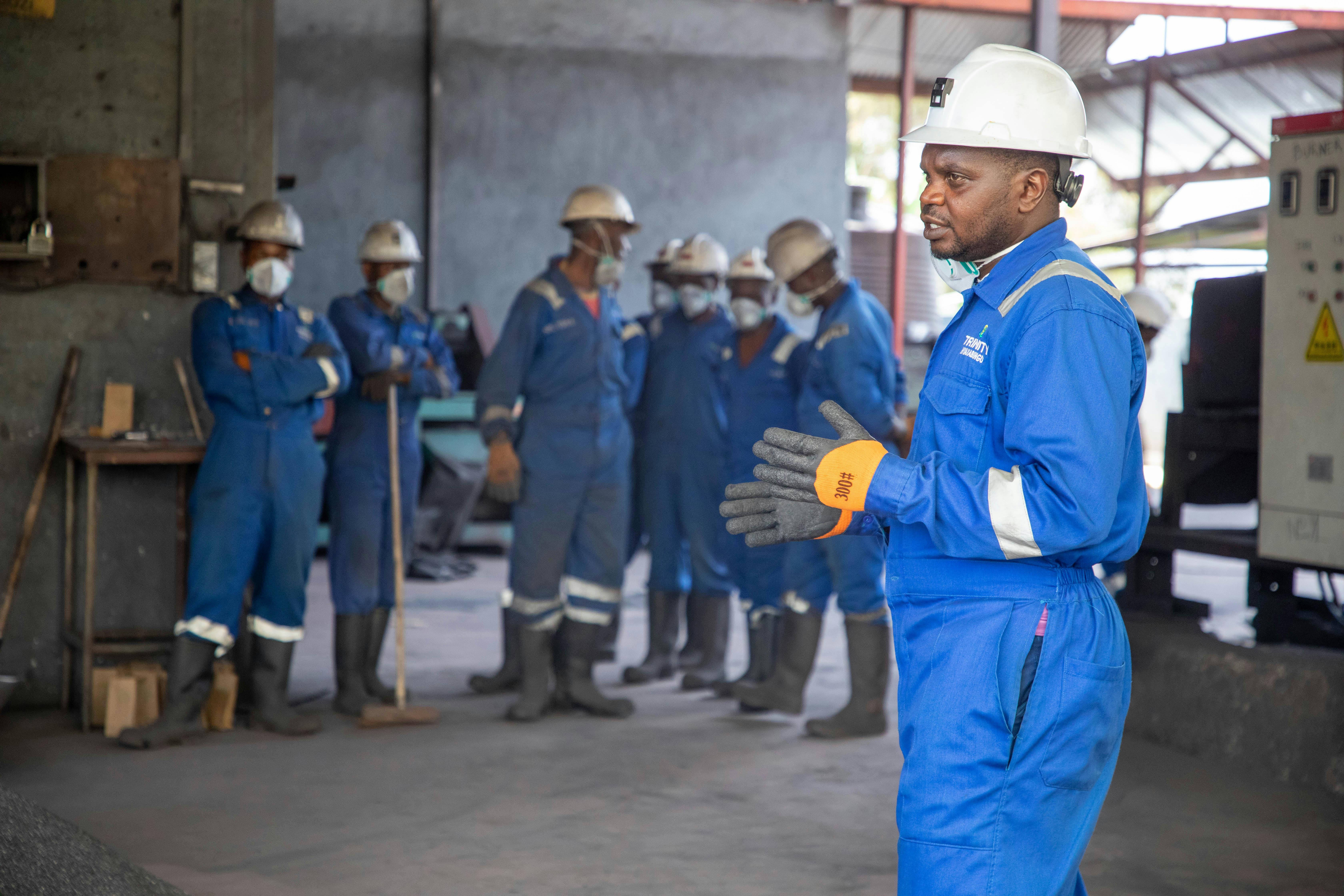 Supervisor fazendo briefing com equipe em chão de fábrica